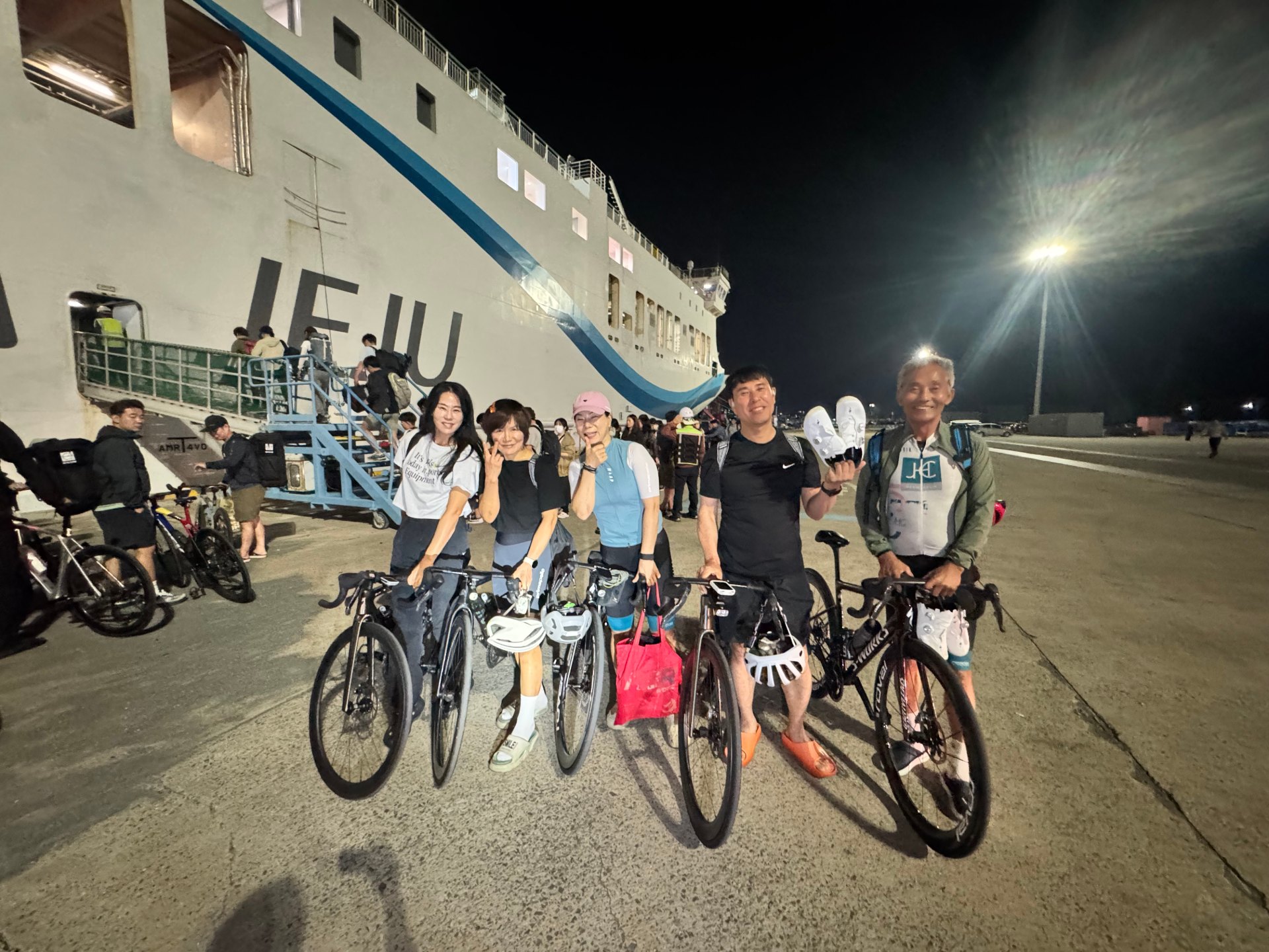 삼천포항에서 제주도로 출발하기 전, 배에 자전거를 싣고 설레는 마음으로 함께 기념사진을 남겼다.