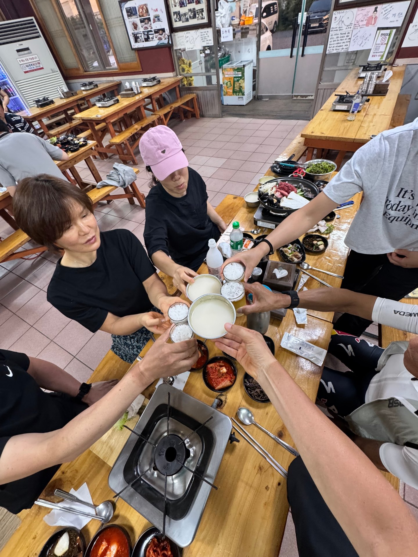 하루 동안 열심히 페달을 밟은 뒤, 제주 음식과 막걸리·음료를 함께 나누며 지친 몸과 목마름을 달랬다.
