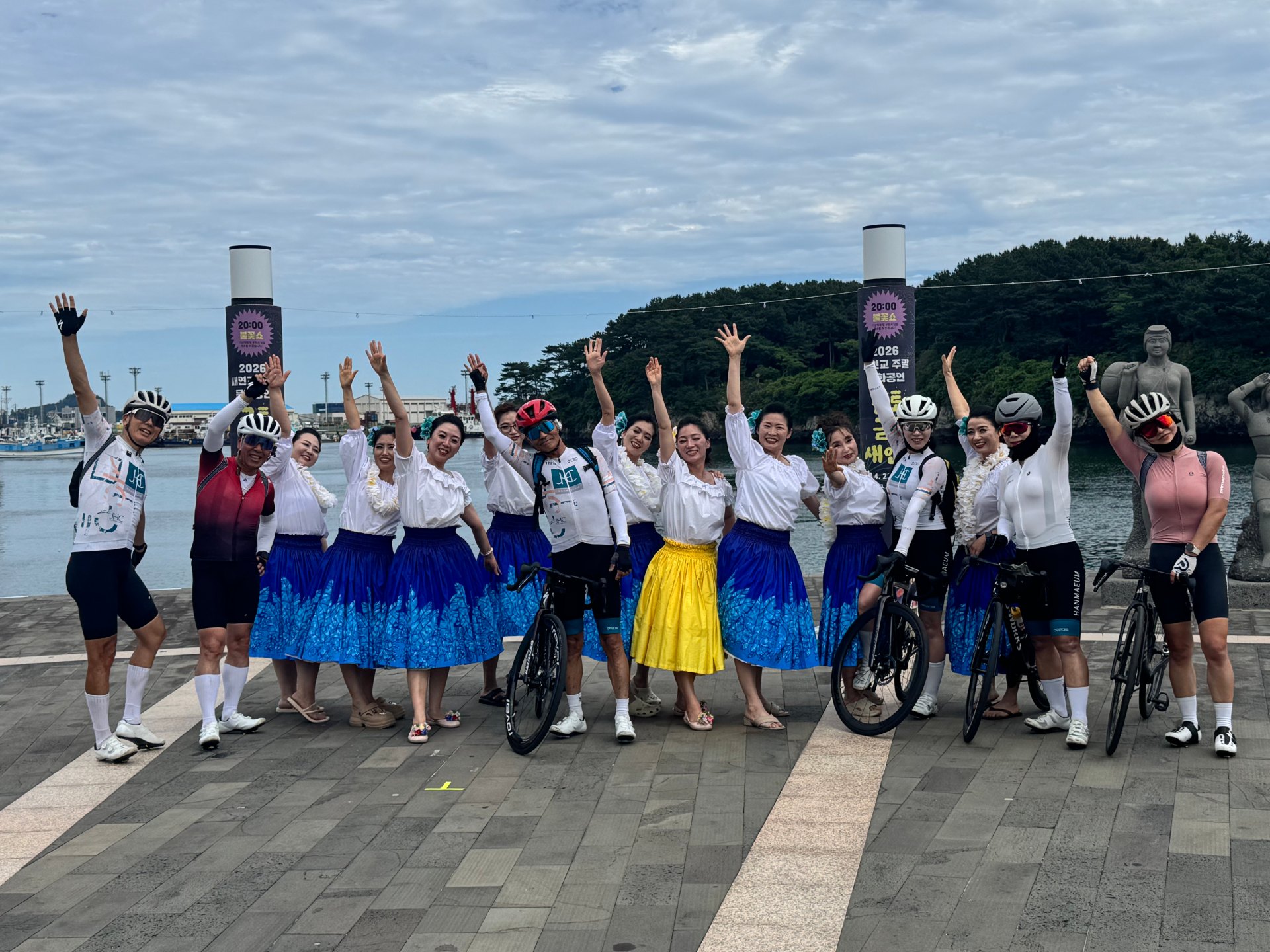 라이딩 도중 만난 거리공연을 즐기고, 공연자들과 함께 밝게 웃으며 뜻밖의 반가운 추억을 사진에 담았다.